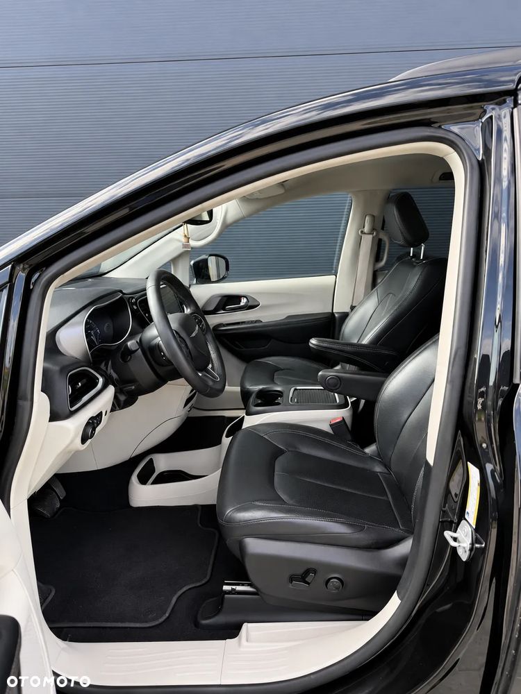 Chrysler Pacifica - 17