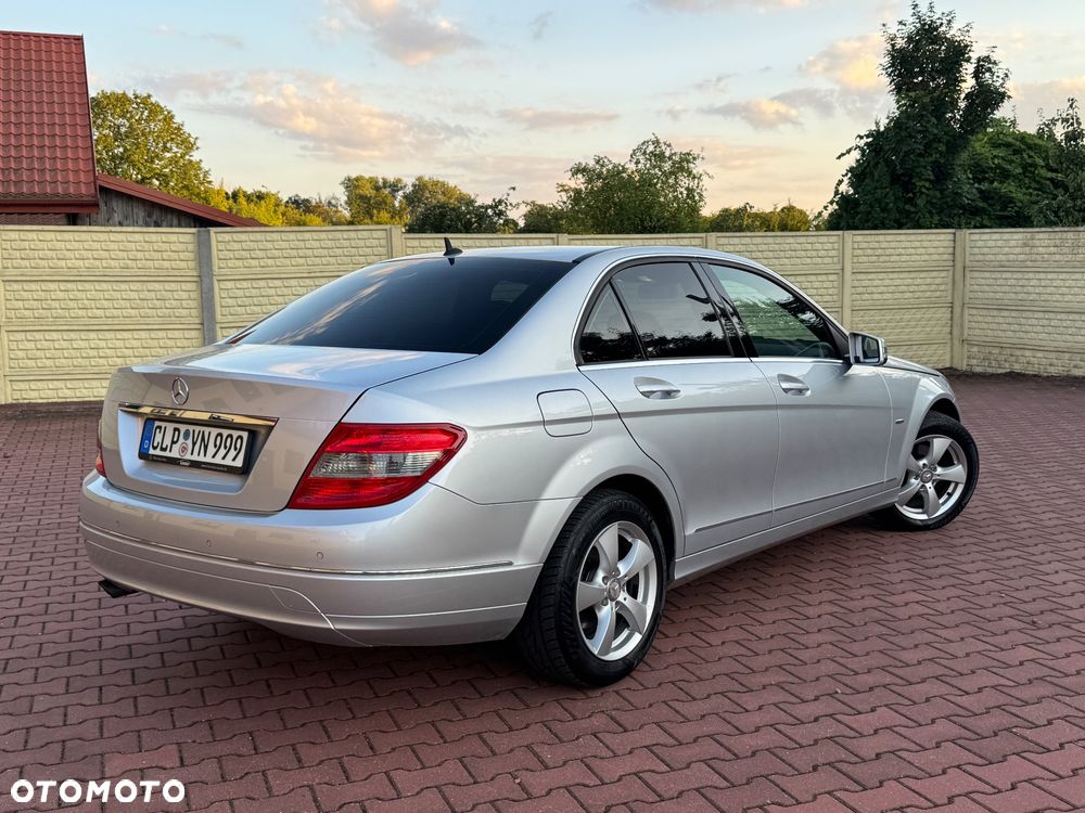 Mercedes-Benz Klasa C 180 CGI Automatik BlueEFFICIENCY Avantgarde - 16