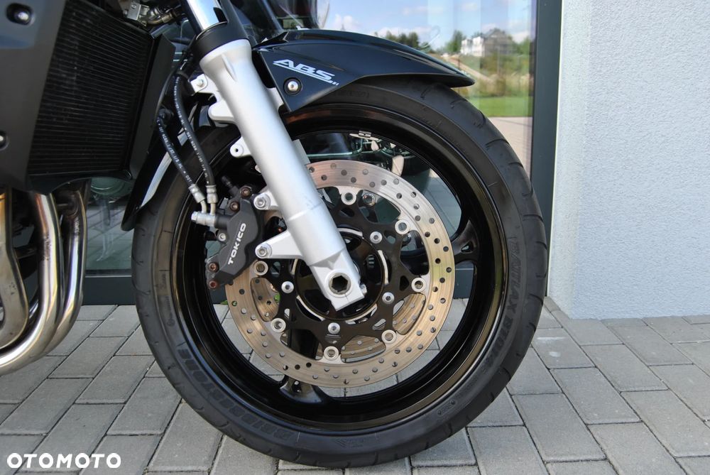 Suzuki GSR - 14