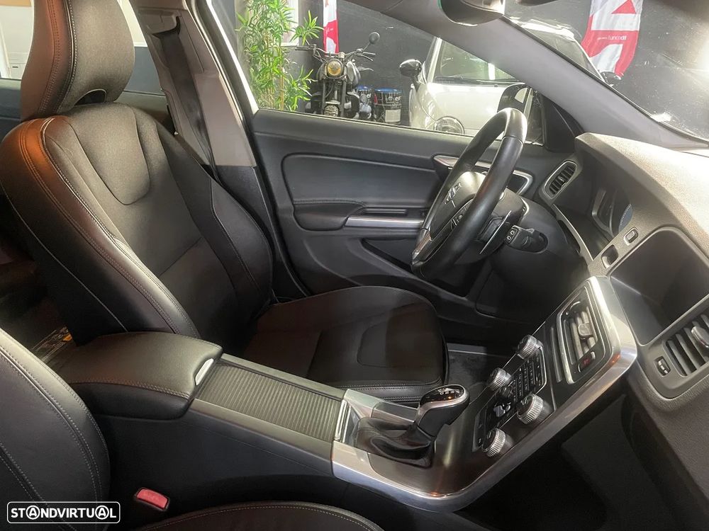 Volvo V60 Cross Country 2.0 D3 Momentum Geartronic - 14