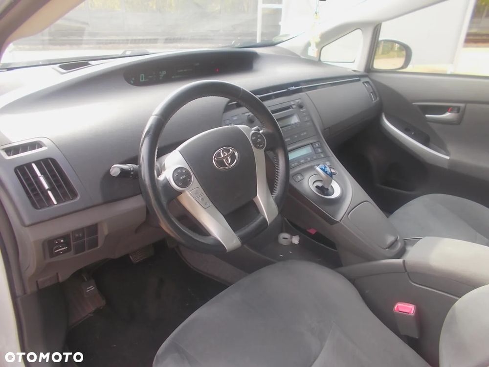Toyota Prius (Hybrid) - 17