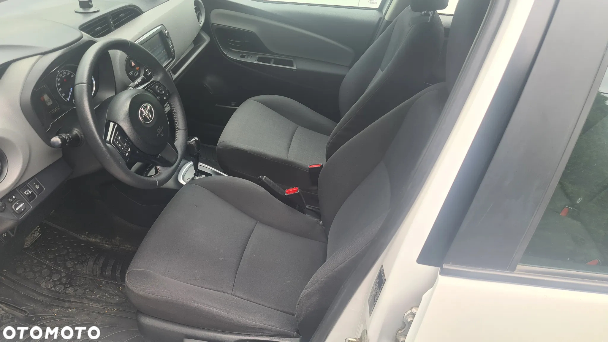 Toyota Yaris Hybrid 100 Dynamic - 8