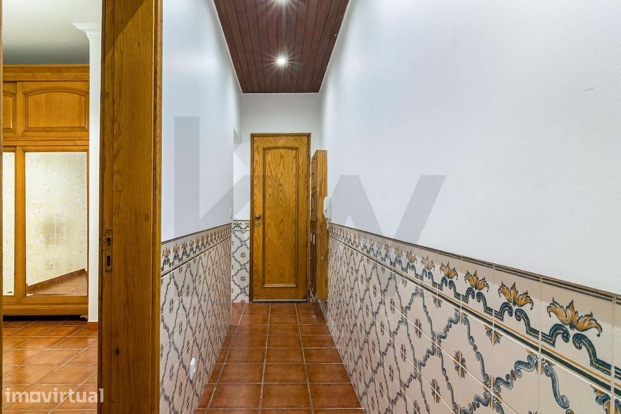 EXCLUSIVO T2 REMODELADO COM TERRAÇO ÚNICO NO AREEIRO, LISBOA - Grande imagem: 4/24