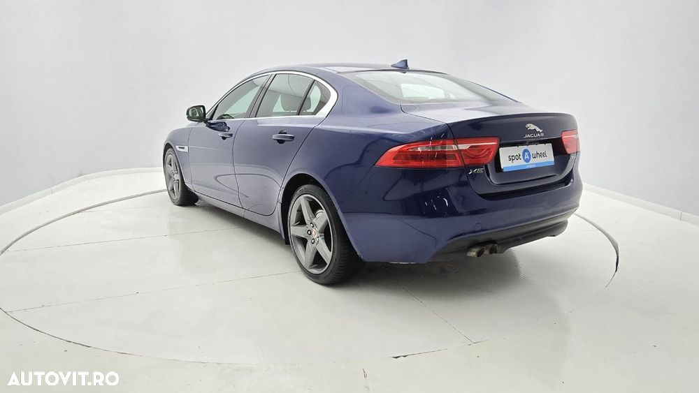 Jaguar XE - 8