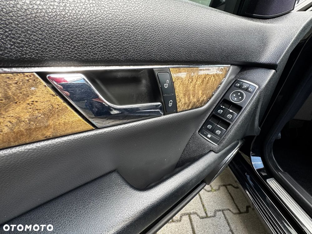 Mercedes-Benz Klasa C 180 CGI Automatik BlueEFFICIENCY Avantgarde - 19