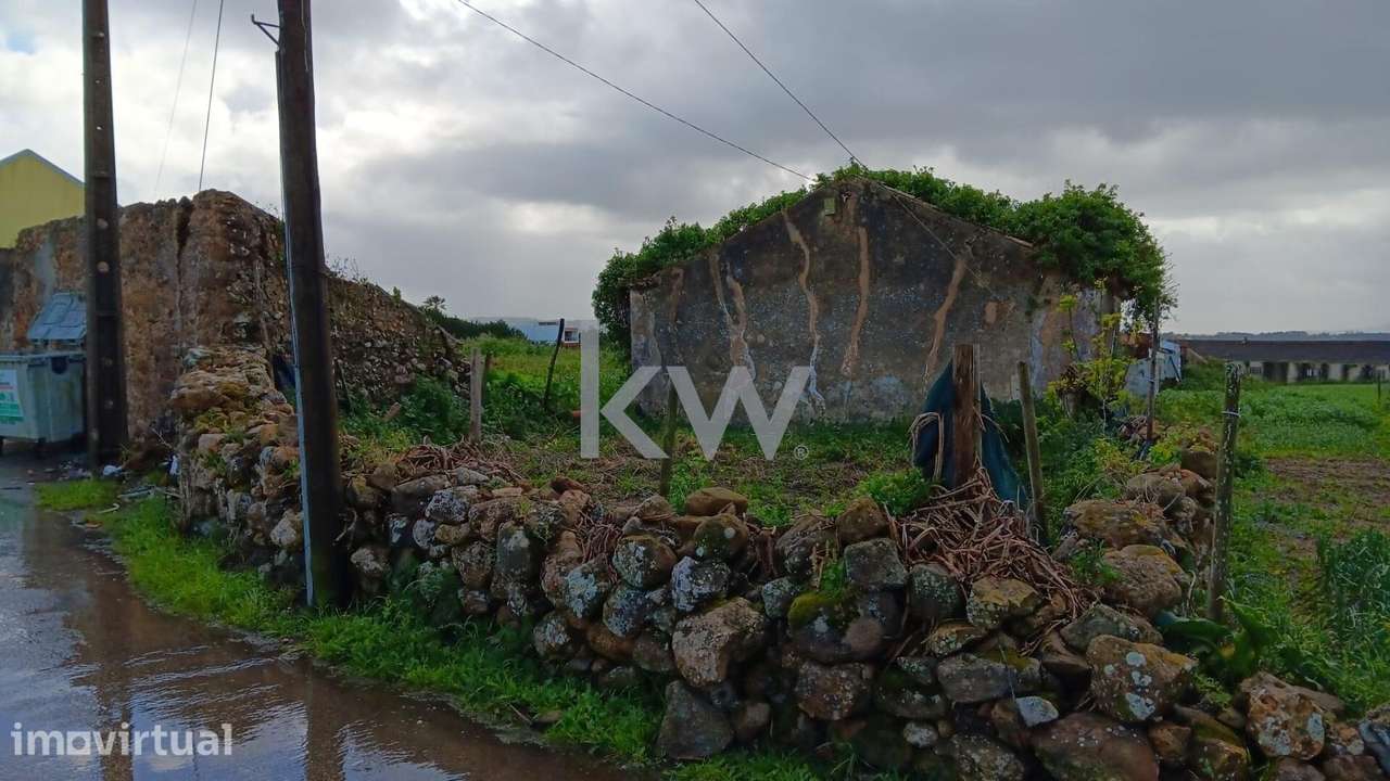 Venda de terreno urbano com 800m2 e 3 ruínas no centro da vila da La - Grande imagem: 2/18