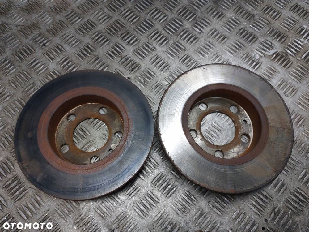 TARCZE HAMULCOWE TYŁ + KLOCKI + ZACISKI AUDI A3 8L GOLF IV LEON I - 4