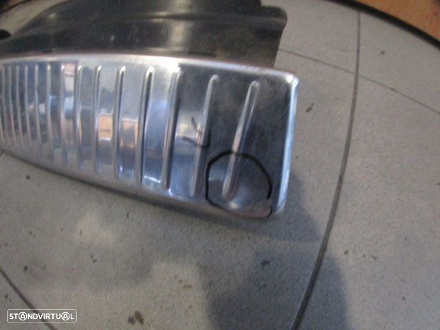 Grelha Friso A2046906541 MERCEDES C S204 W204 FASE 2  2012 200CDI 136CV 5P PRETO TR Danificado Pequenas Amassadelas GRE INTERIOR DA MALA - 3