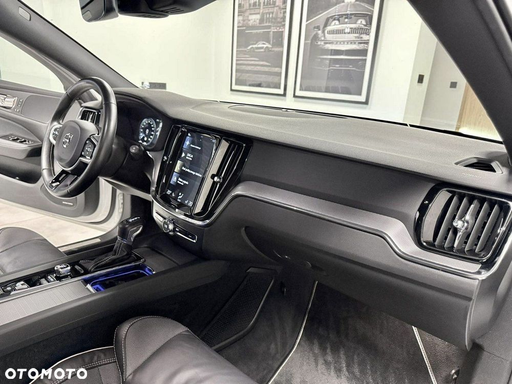 Volvo V60 D4 R-Design - 38