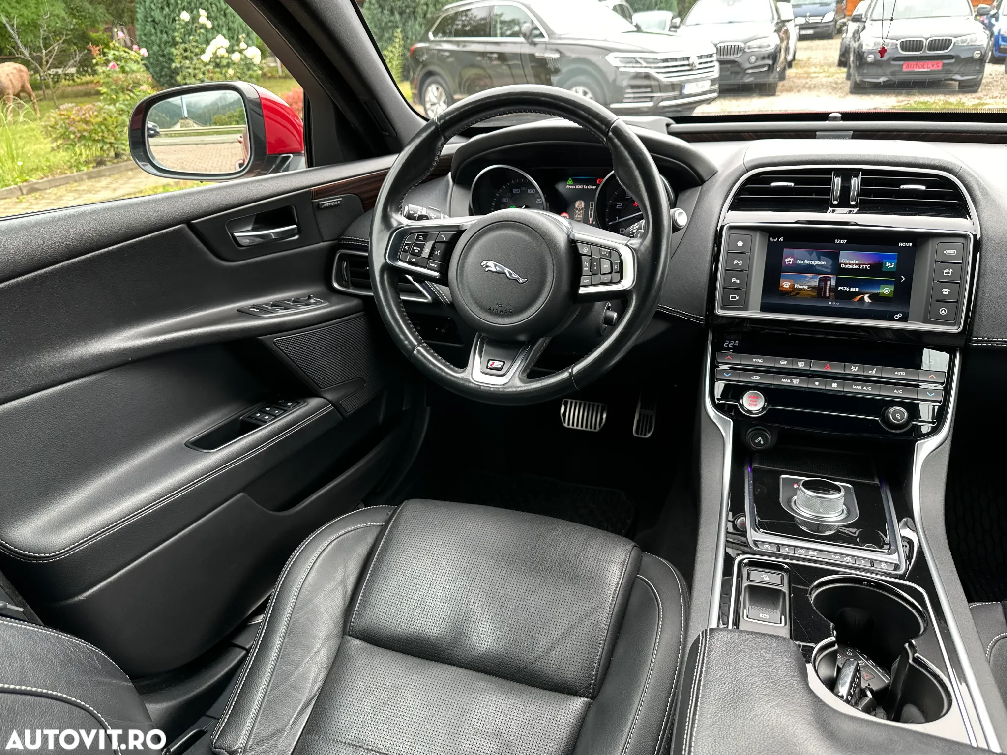 Jaguar XE RWD S - 39