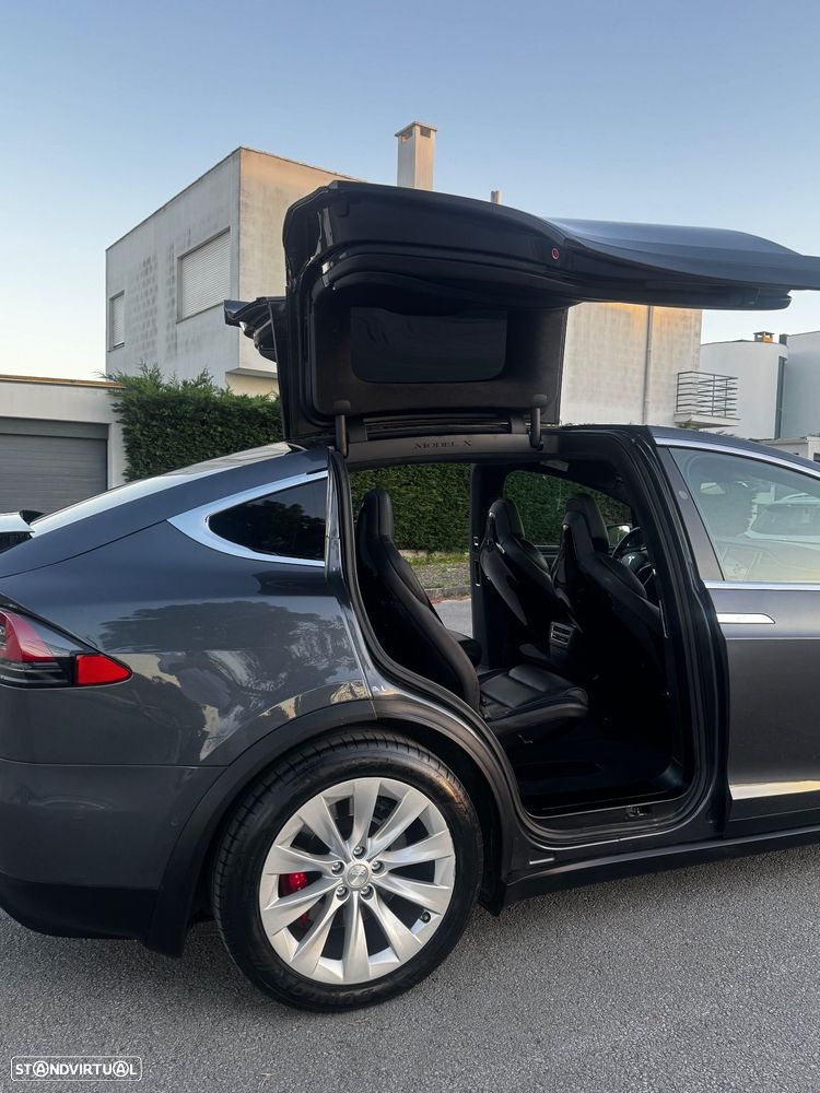 Tesla Model X 90D - 15