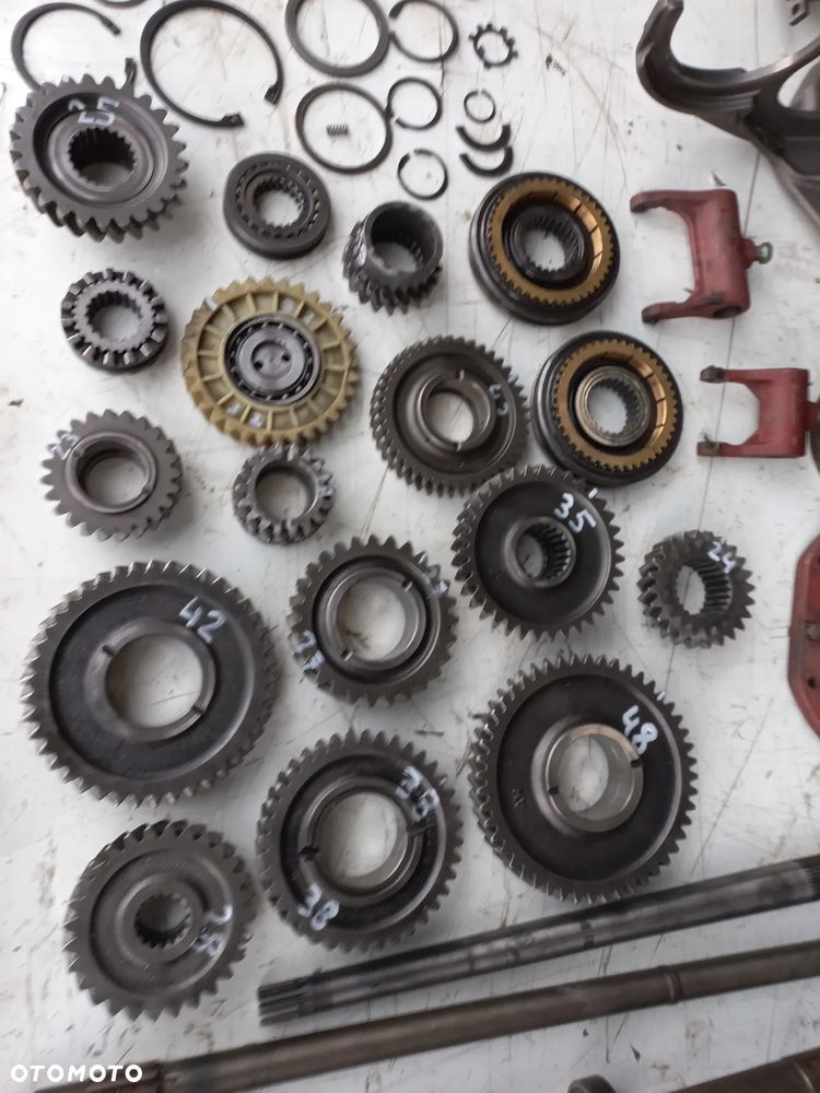 Deutz fahr DX 3.90,3.70,3.10,3.30, 3.65, 3.75,3.50,3.60, G70,4337918,4378828,4342689.WAŁEK,atak,synchronizator,podnośnik,mechanizm różnicowy,koło zębate,łożysko,piasta,most,kabina,silnik,skrzynia,obudowa mostu,zwolnice,koła,maska,części - 2