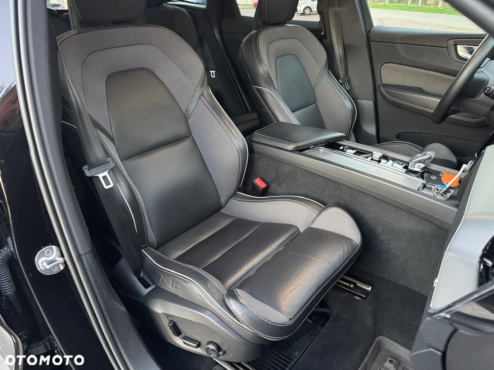 Volvo XC 60 T8 Plug-In Hybrid AWD Plus Black Edition - 25