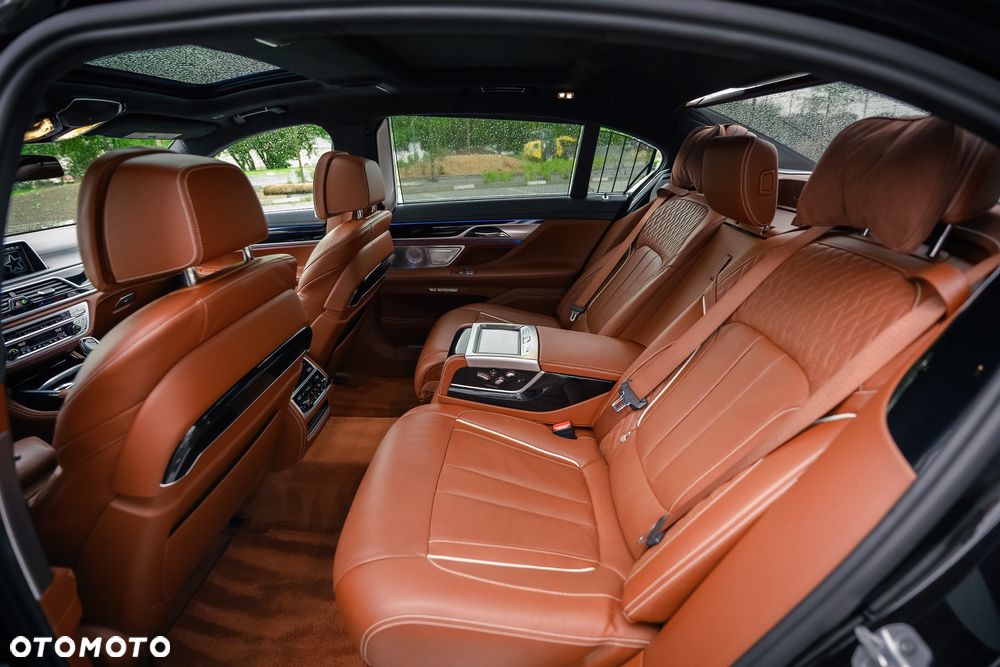 BMW Seria 7 750i - 12