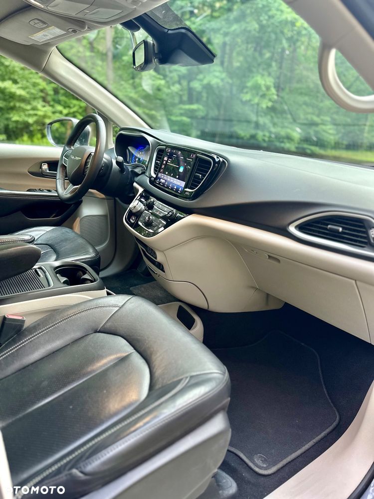 Chrysler Pacifica - 4