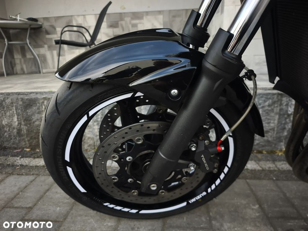 Suzuki GSR - 19