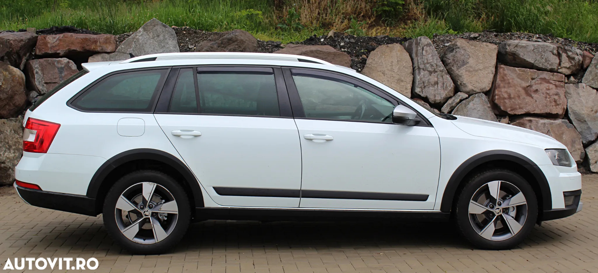 Skoda Octavia Combi 2.0 TDI 4x4 DSG Scout - 11