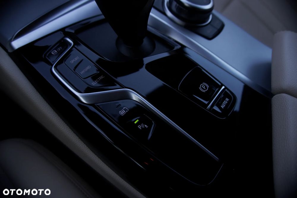 BMW Seria 5 530e xDrive - 16