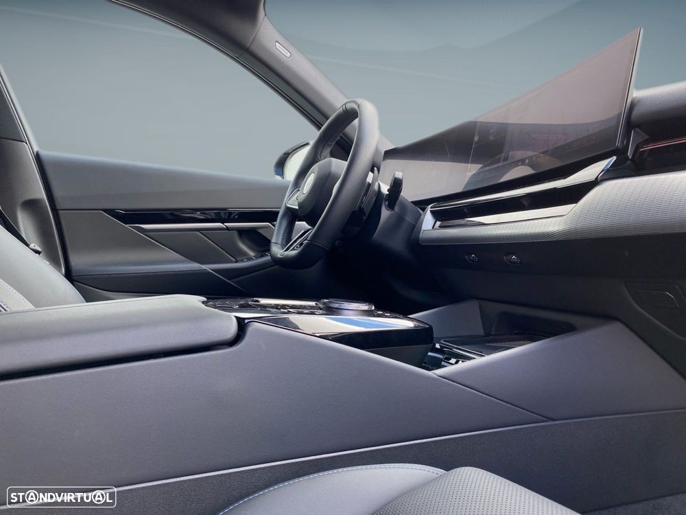 BMW 520 d Pack Desportivo M - 14