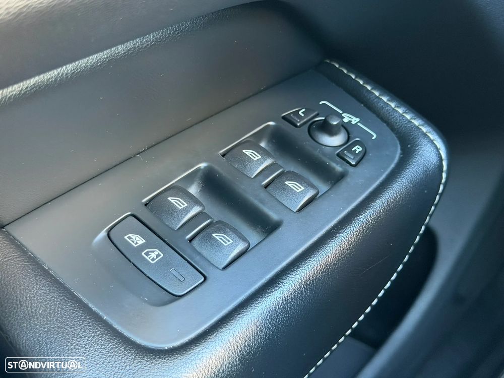 Volvo XC 60 2.0 D4 R-Design AWD Geartronic - 18