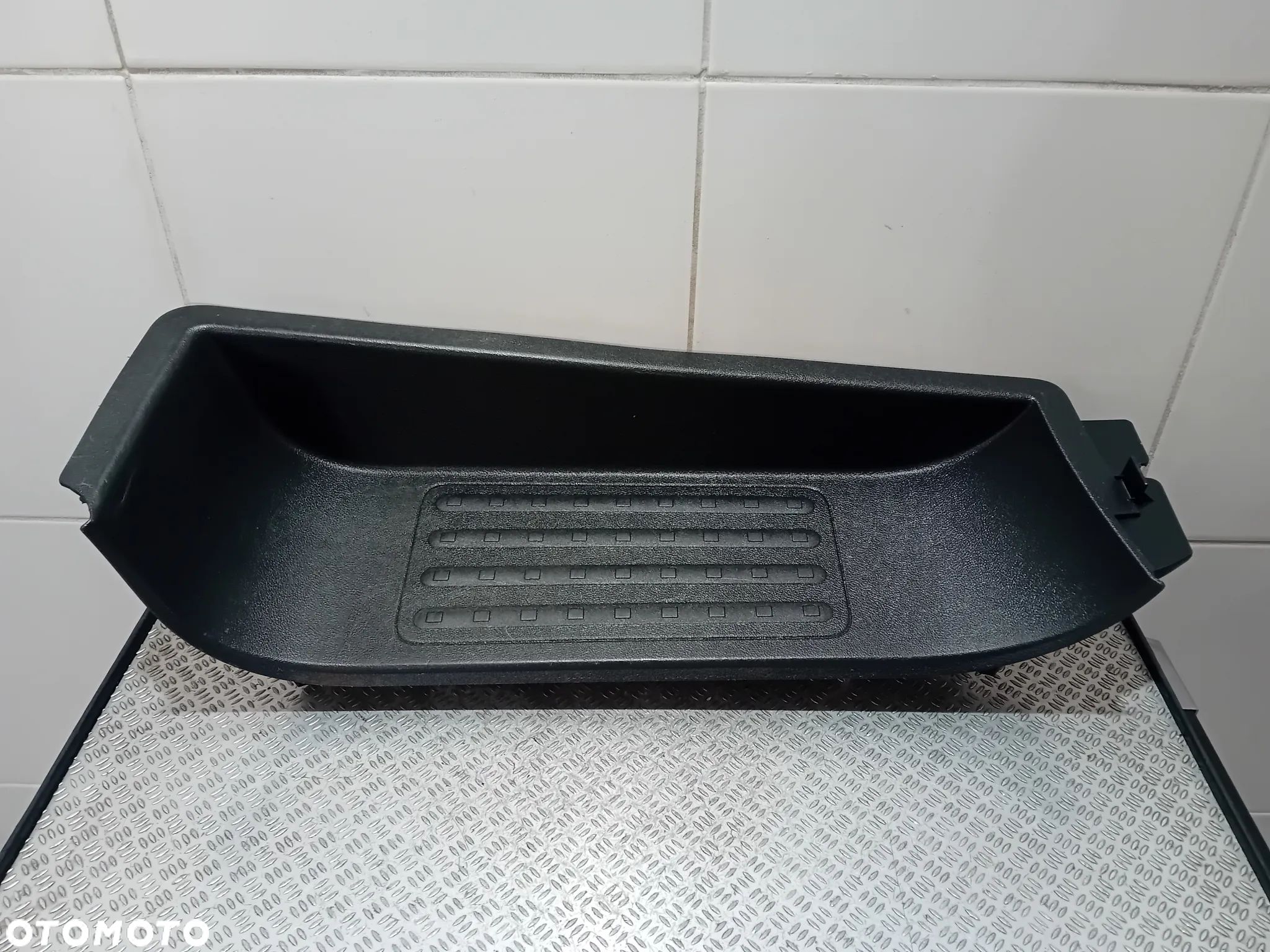 stopień progu lewy przód VW T5 2008 7H0863735A - 1