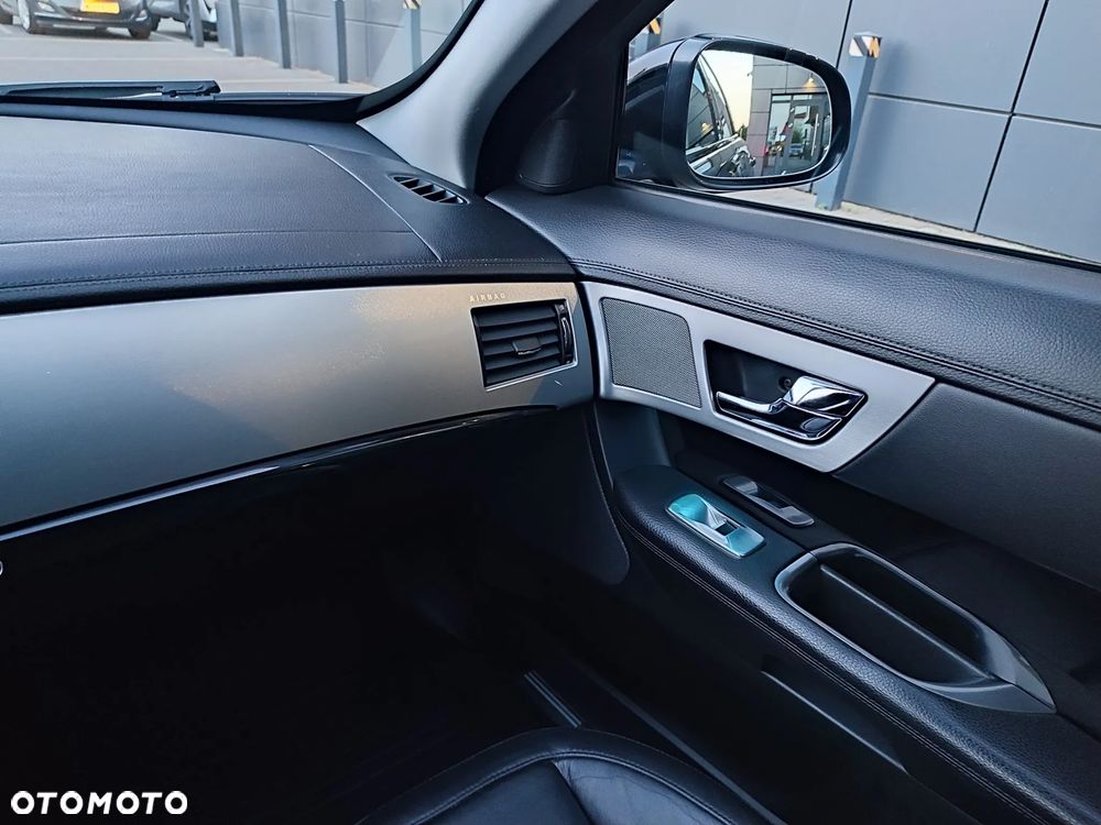 Jaguar XF 2.2 D R-Sport - 17