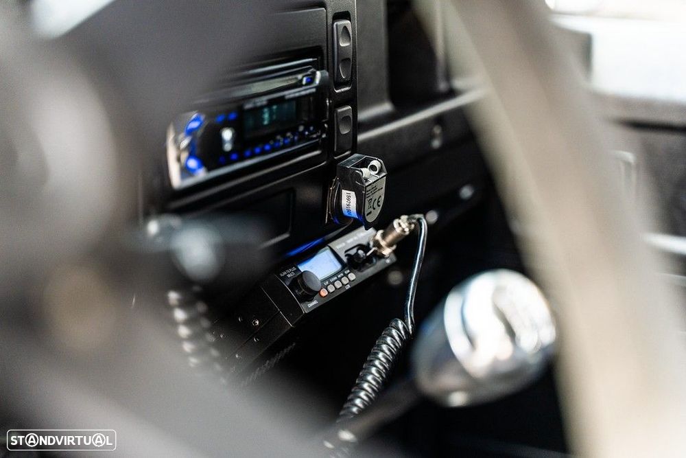 Land Rover Defender - 32