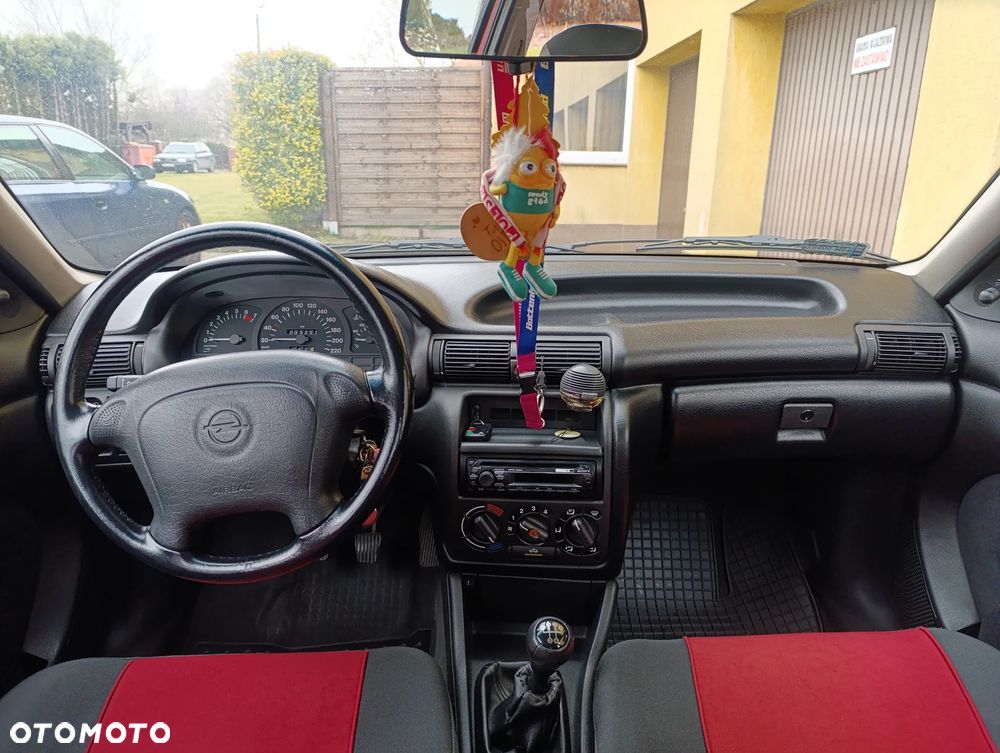 Opel Astra 1.4 GL - 11
