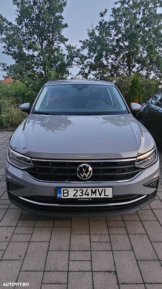 Volkswagen Tiguan - 1