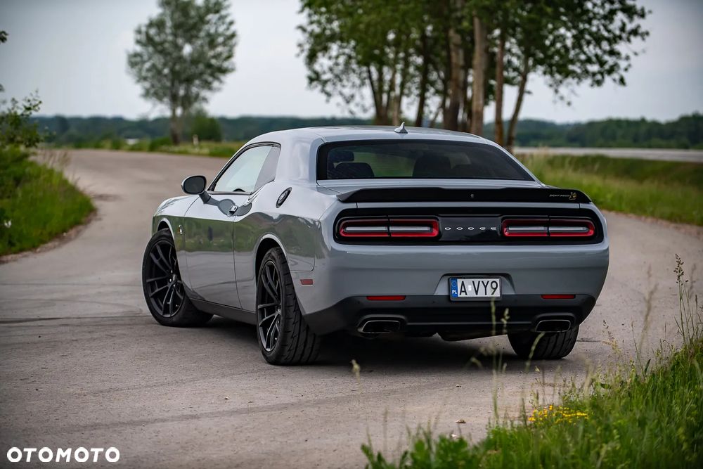 Dodge Challenger - 8