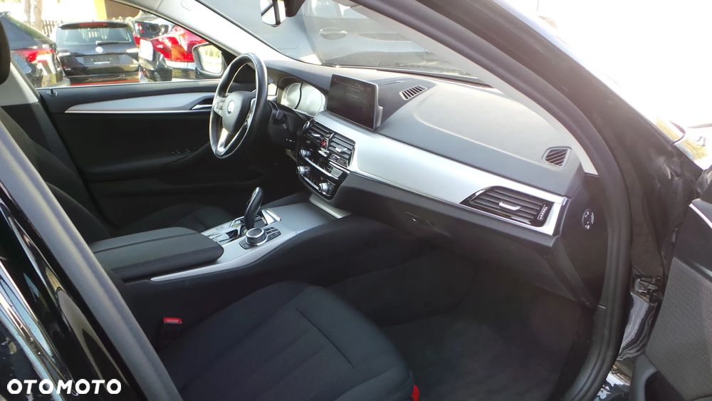 BMW Seria 5 530e Touring - 12