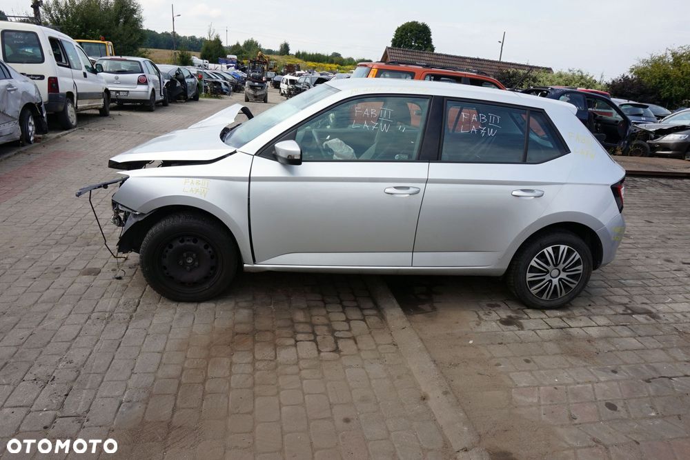 SKODA FABIA III NJ3 5D HB 2016 LA7W 1.2 TSI CJZC 90KM PED SREBRNY na części - 2