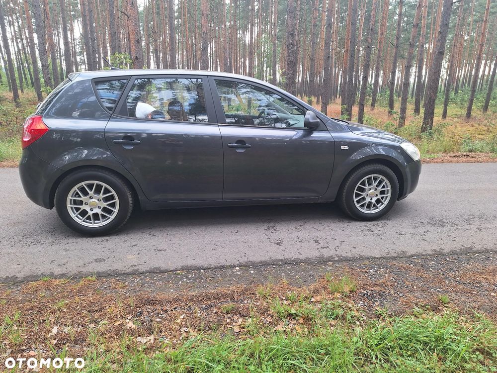 Kia Ceed 1.4 L - 6