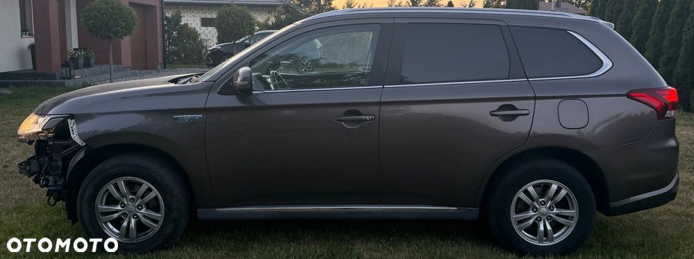 Mitsubishi Outlander Instyle NAVI + - 15