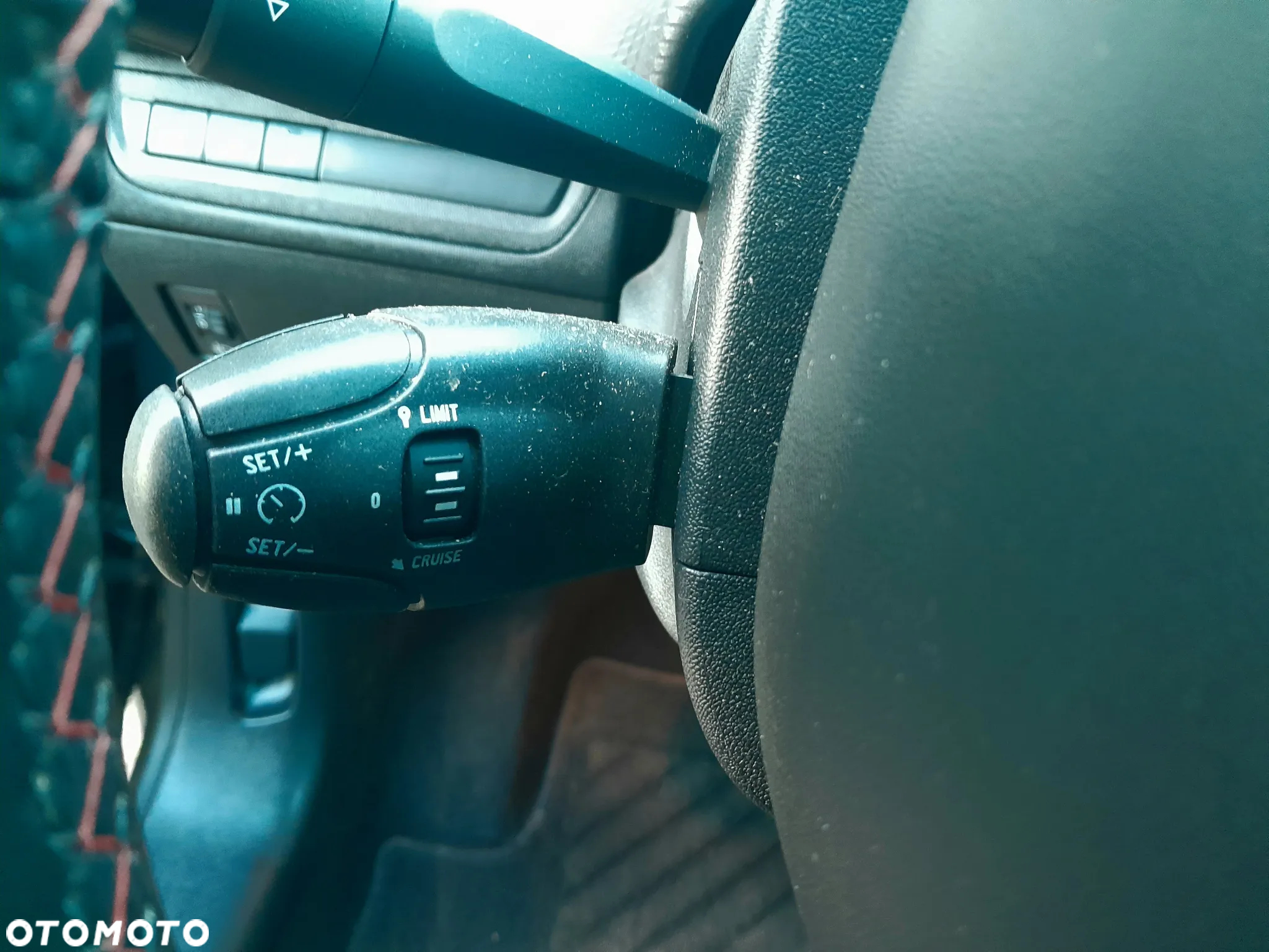 Peugeot 208 - 33