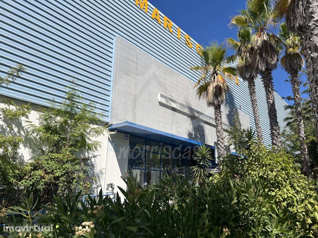 Armazém localizado na prestigiada zona industrial de Vialonga - Grande imagem: 2/15
