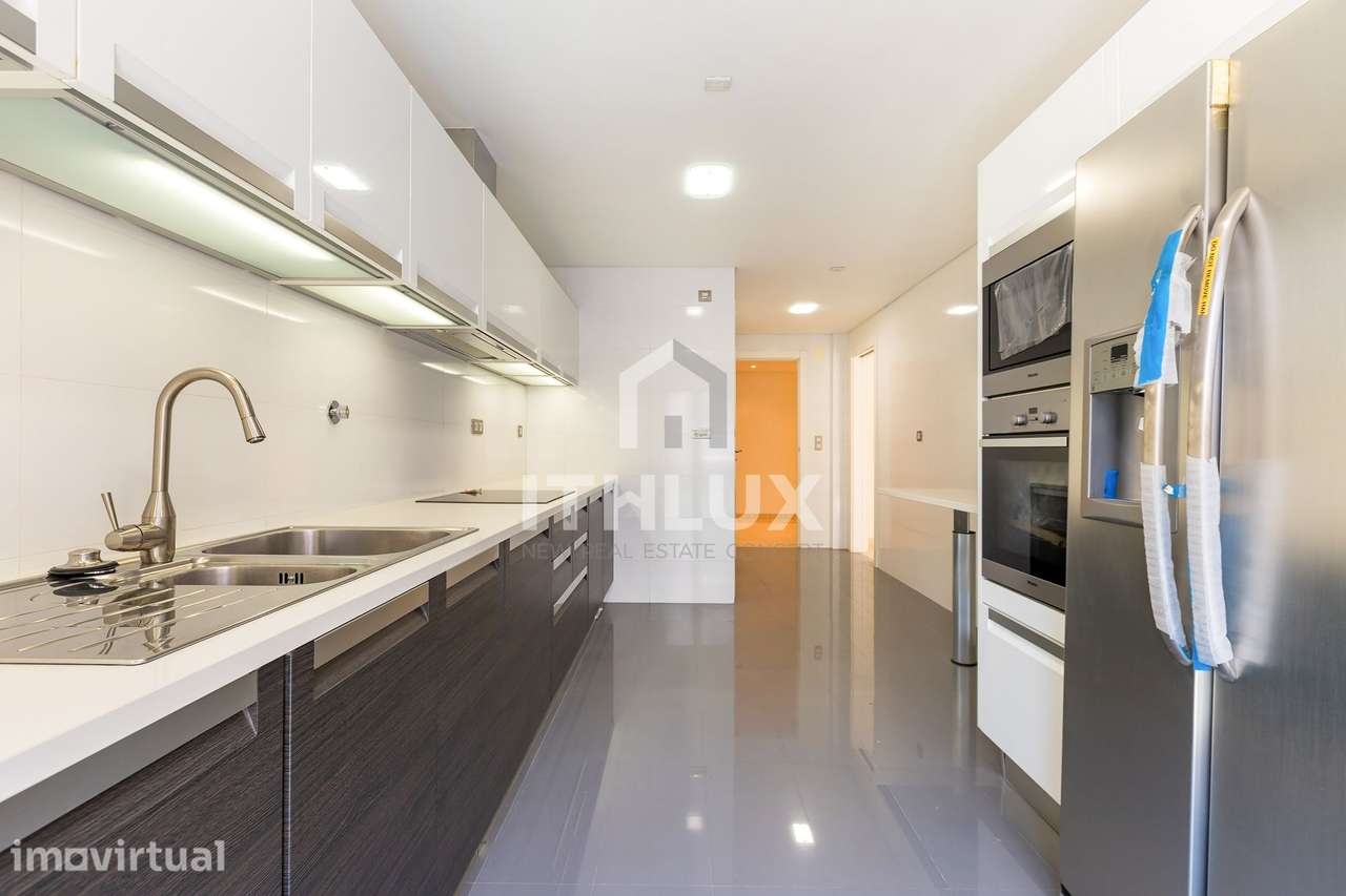 Apartamento T4 nas Avenidas Novas, com 4 lugares de garagem - Grande imagem: 2/31