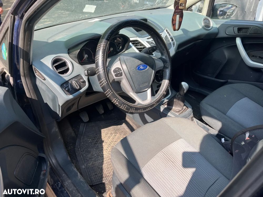 Dezmembrez Ford Fiesta MK6 2012 albastru 1,3 benzina 60KW SNJB - 7