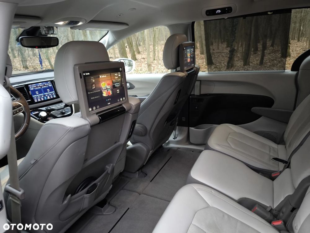 Chrysler Pacifica - 16