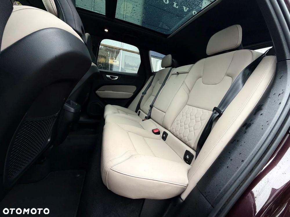 Volvo XC 60 B5 B AWD Plus Dark - 21