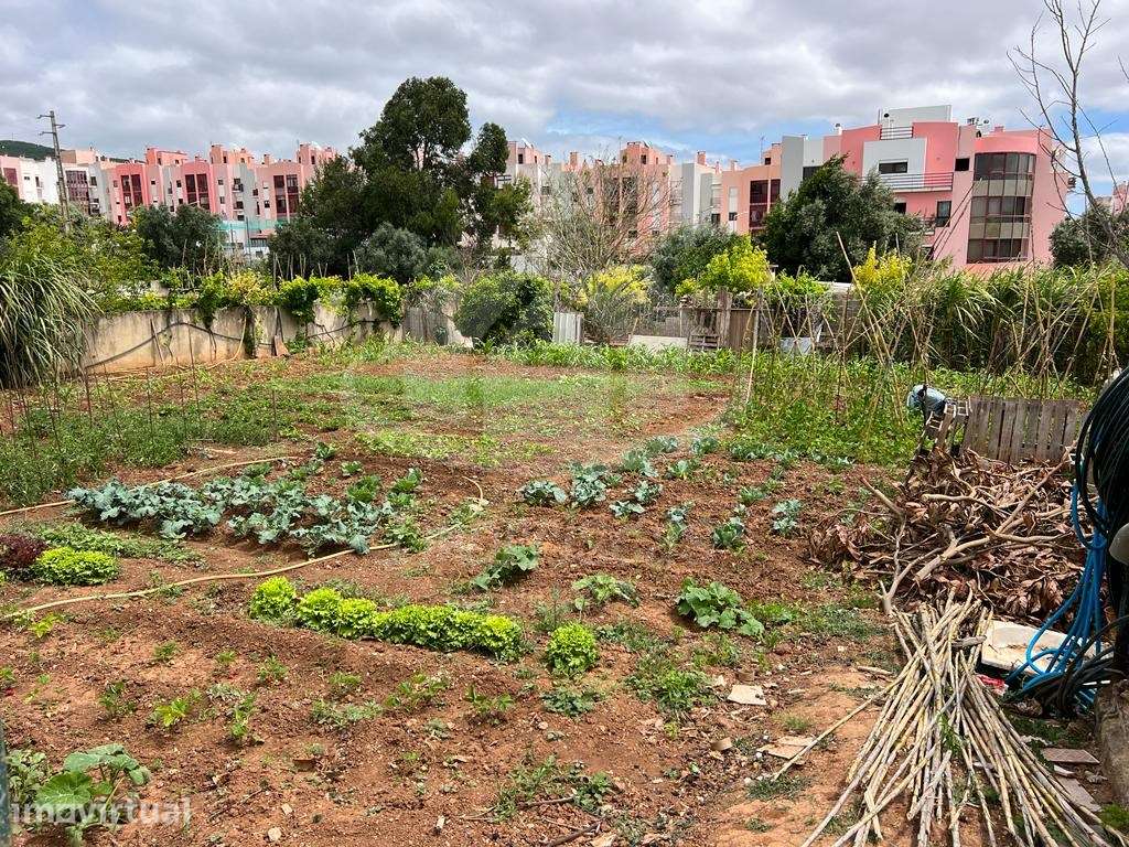 Terreno urbano com 1008,85 m², localizado em Vialonga - Grande imagem: 2/4