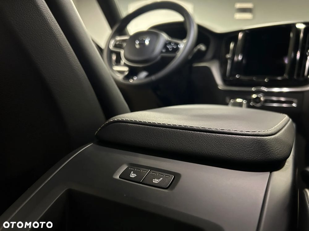 Volvo XC 60 B4 B Plus Dark - 34