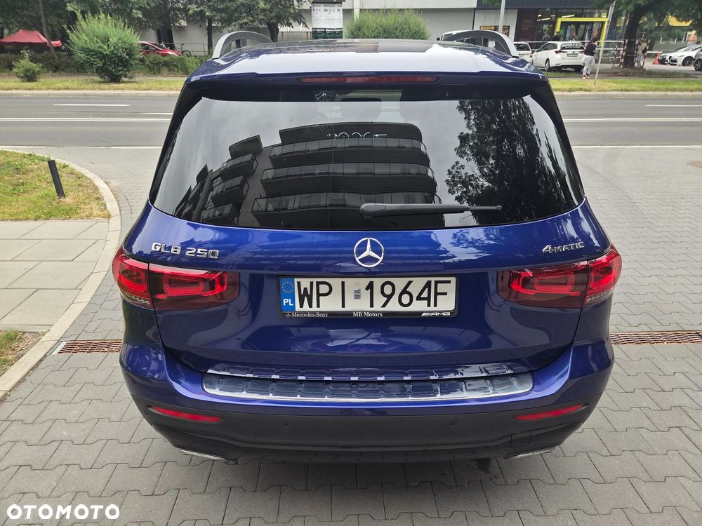 Mercedes-Benz GLB 250 4-Matic 8G-DCT - 14