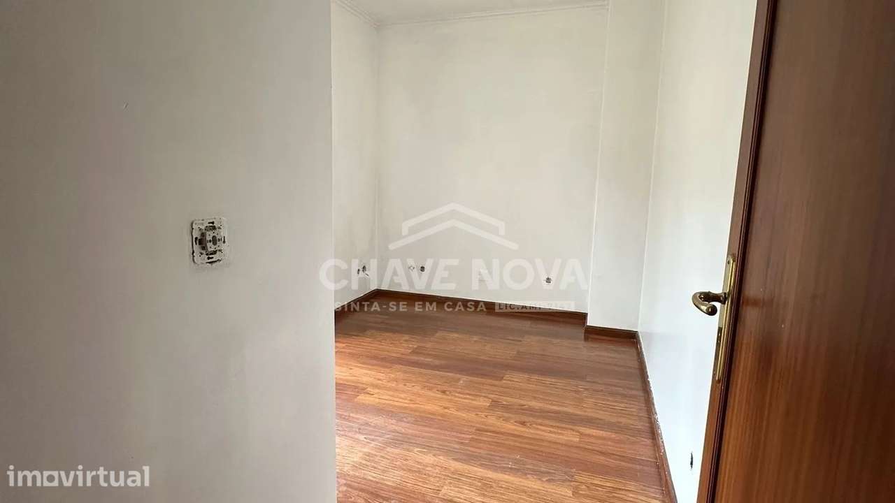 T2 com 3 varandas garagem e vistas desafogadas em Oliveira do Douro CO - Grande imagem: 5/12