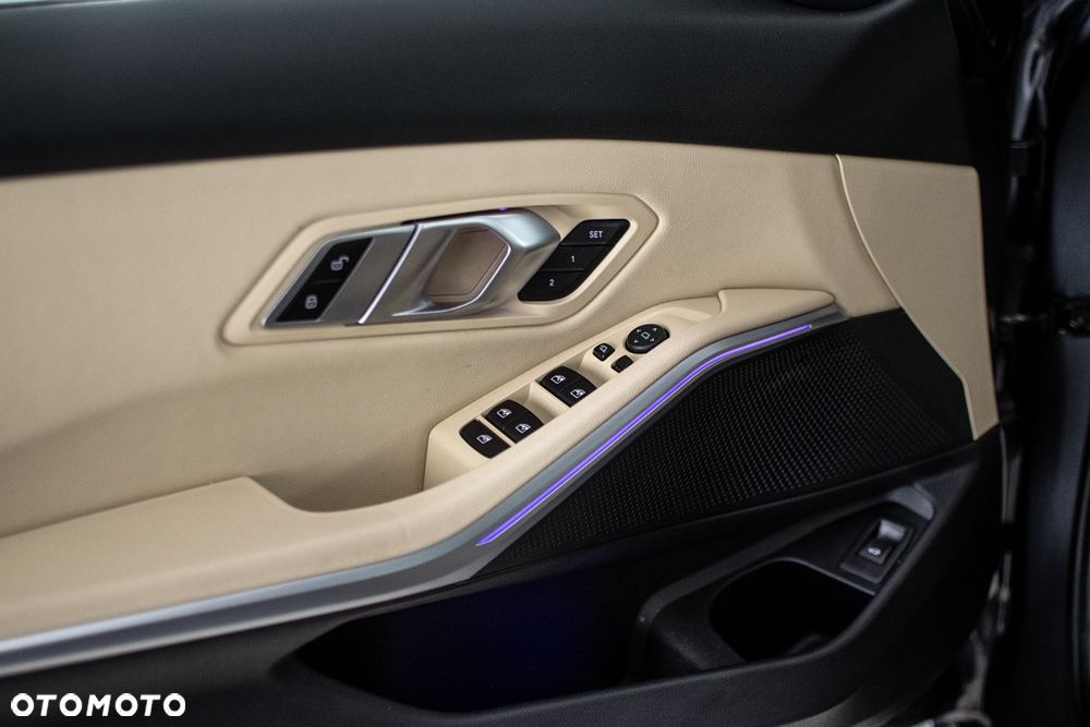 BMW Seria 3 330i xDrive - 15