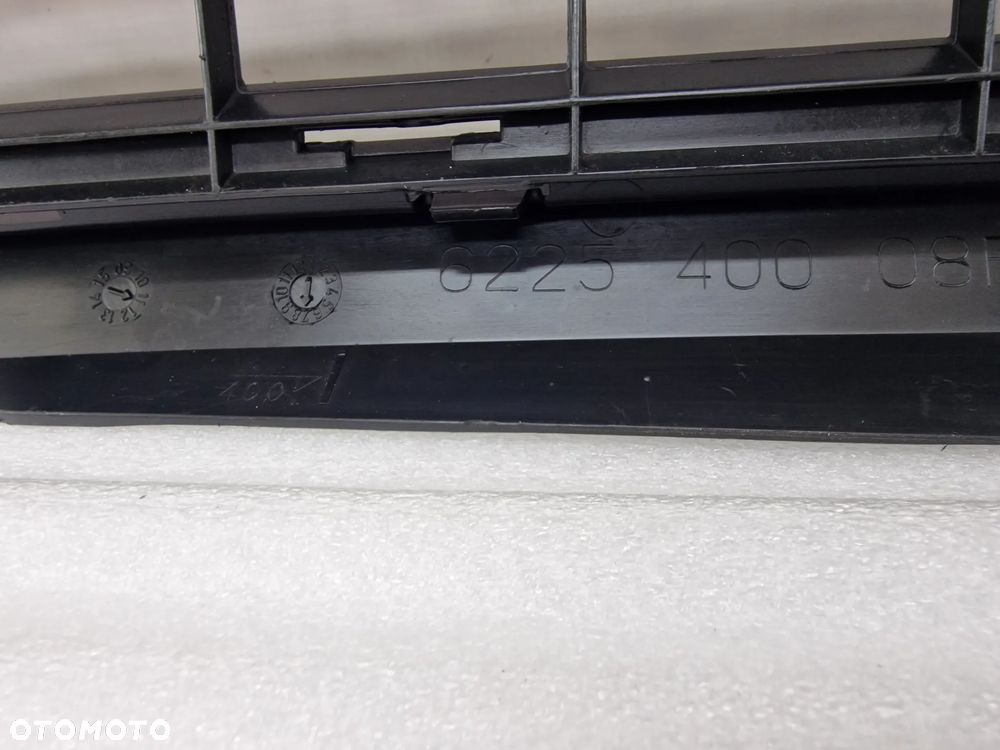 DACIA DUSTER I 10-13 KRATKA ŚRODKOWA ZDERZKA PRZEDNIEGO , NR 622540008R , NR AUKCJI K276 - 10