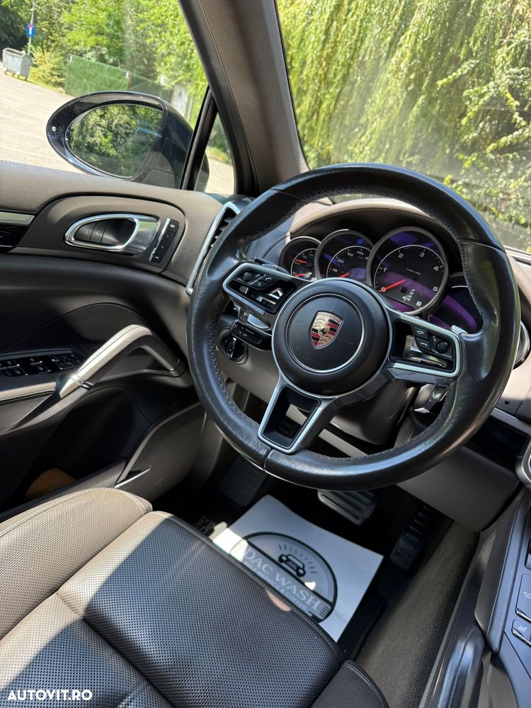 Porsche Cayenne 3.0 L - 2