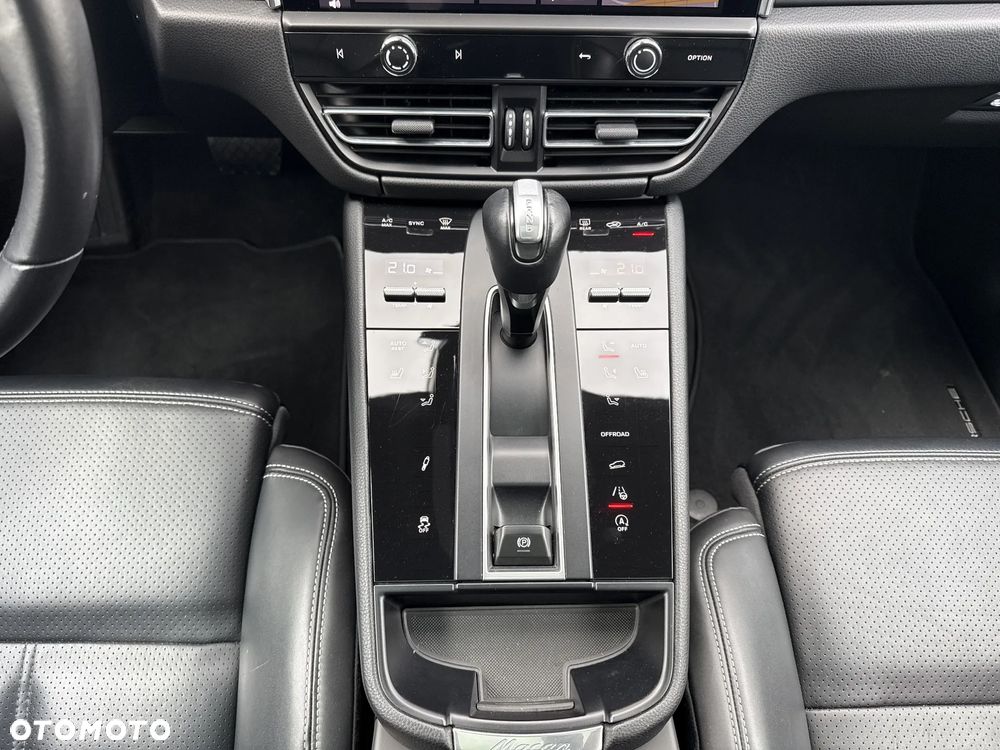Porsche Macan T - 25