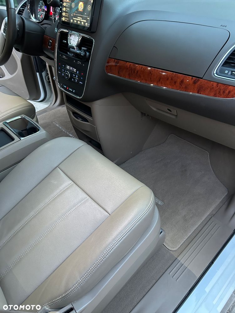 Chrysler Town & Country - 29