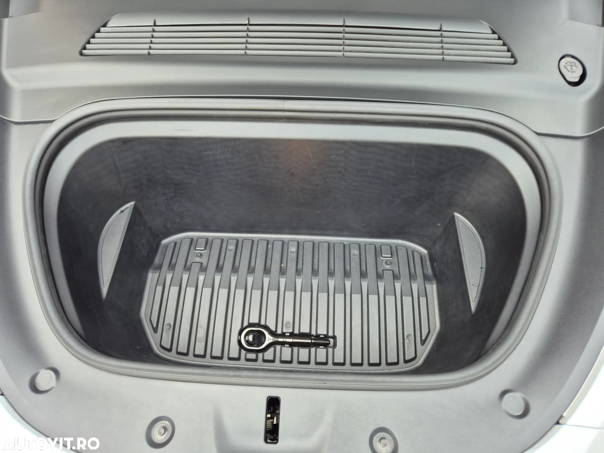 Tesla Model Y - 28